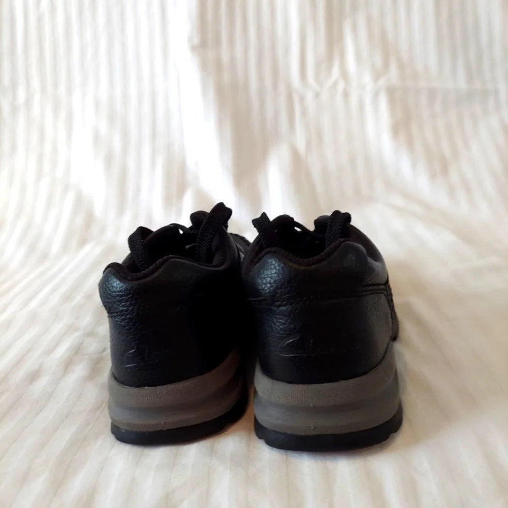 Boys toddler Black Shoes Laces Clarks Like New Size 10.5